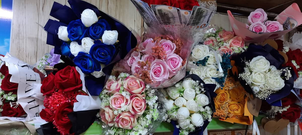 لدينا افضل انواع الورود ودبب وهداية عيد الحب ومناسبات  في مكتبة الحميدية بادارة كاك مجيد *********** مقابيل مستوصف الصحي
