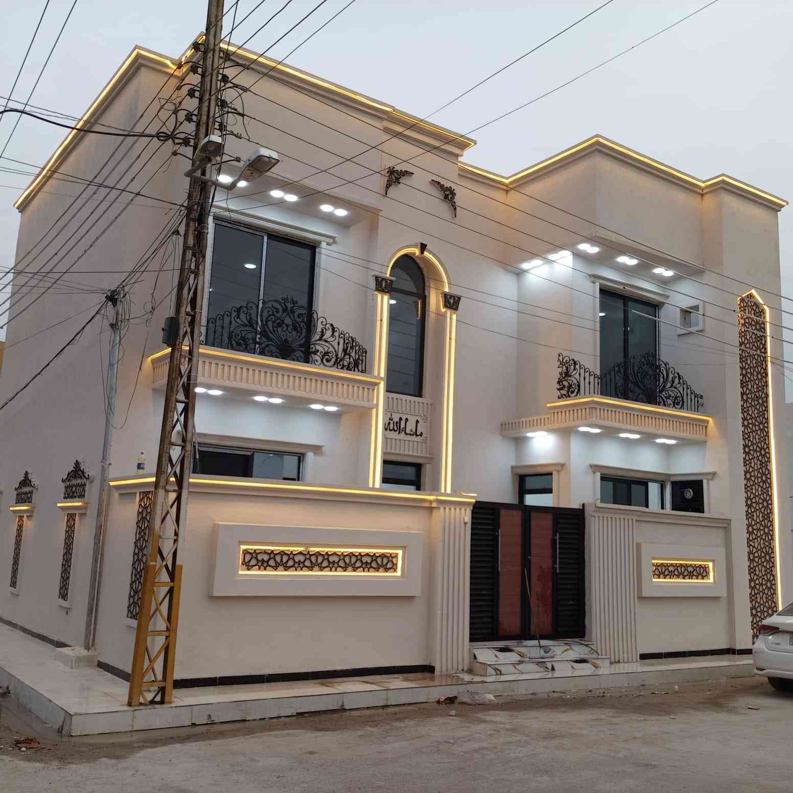 السلام عليكم دار للبيع في المدائن منطقة البانروما المساحة 130 متر طابو ملك صرف ركن مقابل المدرسة للاستفسار اكثر يرجى الاتصال على الأرقام الموجوده او مراجعة المكتب 
***********
