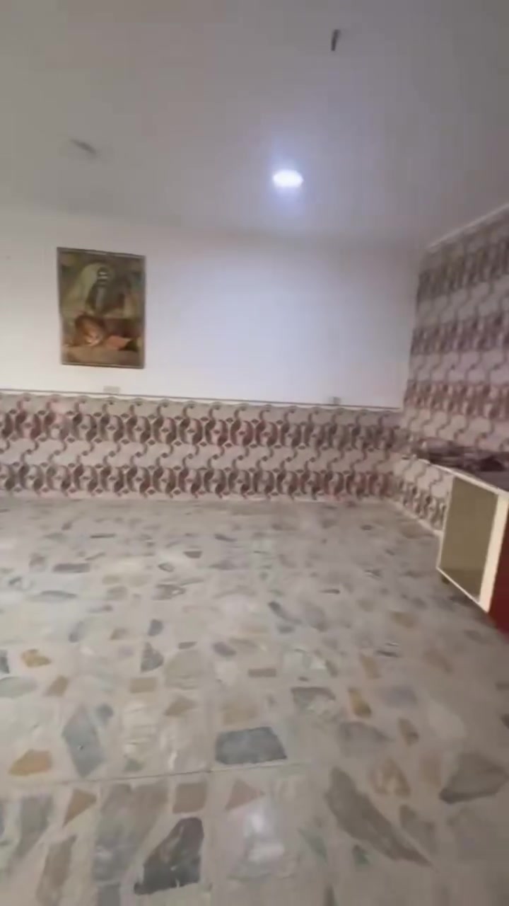 حي الحكيم بيت مساحة 250 بناء طابوك  مرقم من البلدية نزلت معمل الاوكسجين ***********
