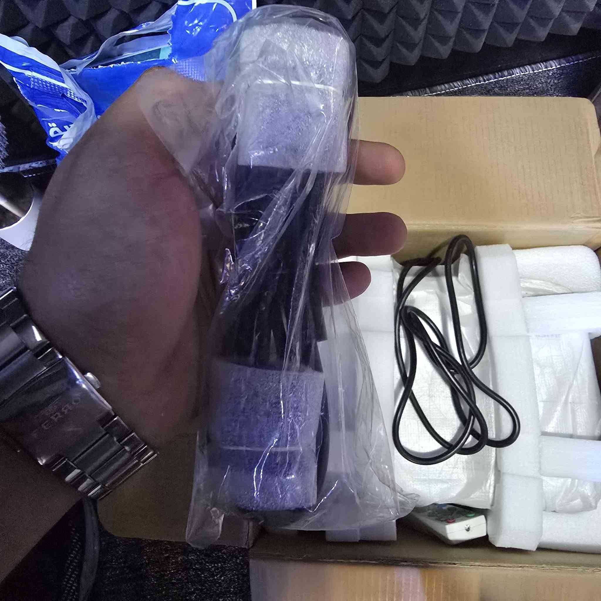 سلام عليكم عندي داتا شو للبيع الجهاز نظيف مستعمل قليل كلش جهاز يشتغل كأنما جديد وبكفاءه عاليه كامل هو والملحقات والكارتونة مثل ماموجود بالصور اكابلك جهاز واضح وقوي سبب البيع جهاز مامحتاجه مستعمل تقريبا سنة وكسور 
اي سؤال للاستفسار على الواتس على هذا الرقم :
***********
