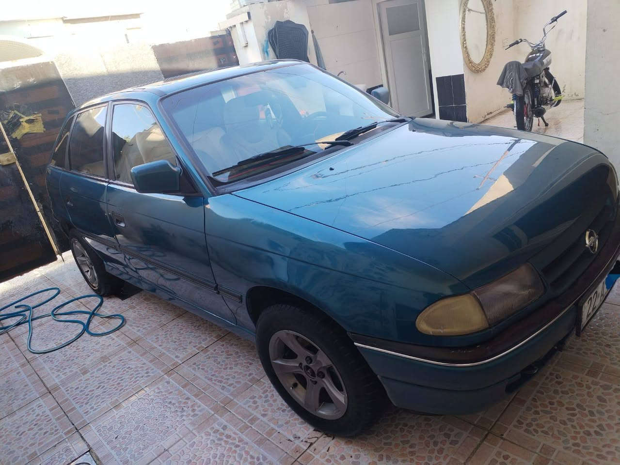 السلام عليكم
استرا حجم 18 توماتيك
سنويه هزا حديد 
كابون بانزين 
رقم اربيل 
شرط تحويل
طخم امامي خلفي جديد
سيارة بدون حادث
صبغ جملية... تواير جديد مع ويل كب جديد مثل ماموضح بصوره غير متوجد بالفيس ... السعر ٤٥
***********
