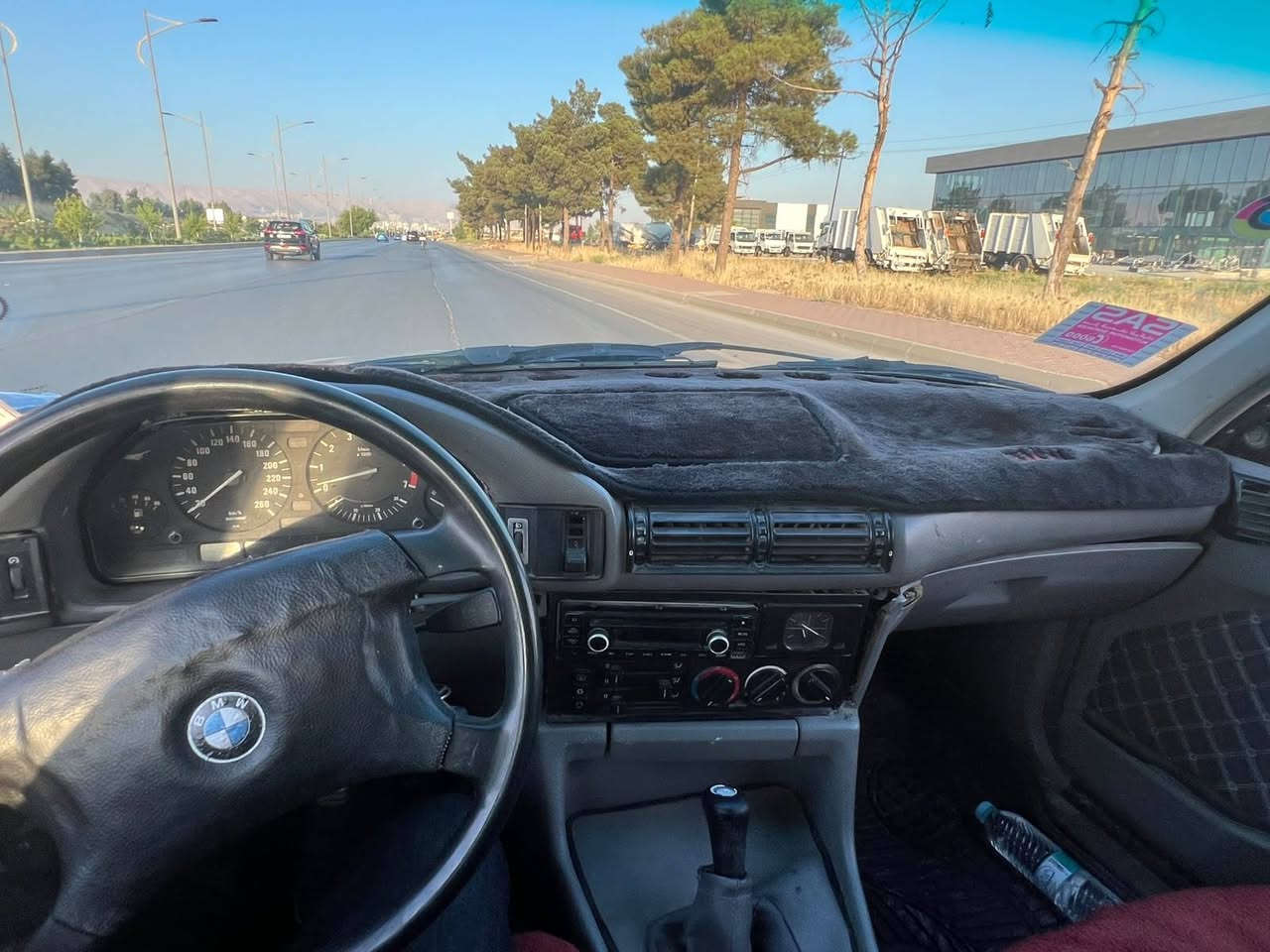 520i
1991
فول فولە بەس گێر عادی 
سەیارەکە گێروو مەکینەی زۆر مەزبوتە بەشه ڕت دوگەڵو بوخاری نیە
سەیارەکە ئەووەلیاتە 
بەشەرتی ئەوەی ماڵی کەس نەبێ پاڕەی کەسی تیا نەبێ 
ژ.م***********
ناونیشان سلێمانی
نرخ 18گەڵاو مەجال السليمانية, العراق
