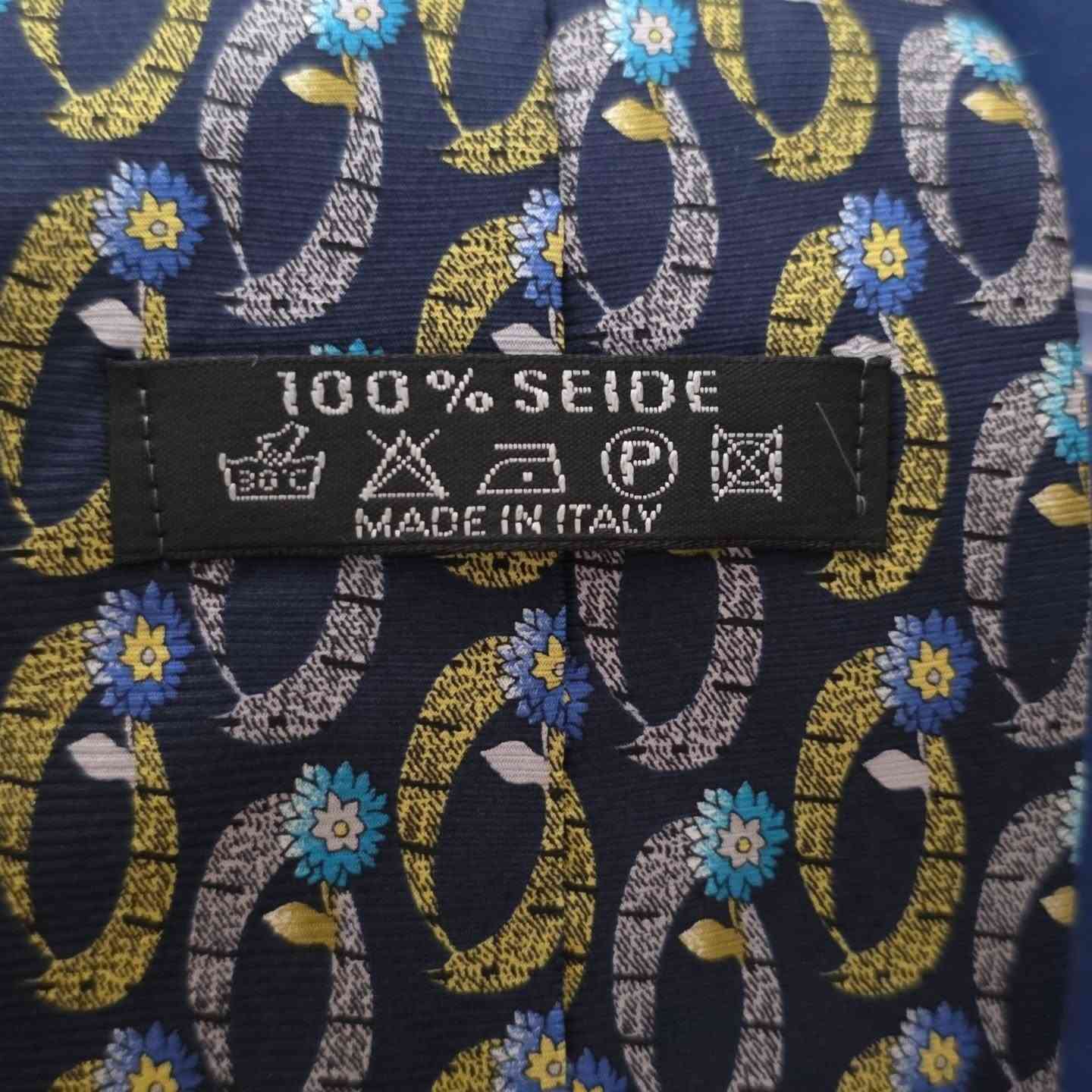 السعر:4,000 
التوصيل:5,000
التوصيل لجامعة التراث وجامعة النخبة:3,000 
كرافتة (ربطة عنق) إيطالية فاخرة - حرير طبيعي 100%
​للبيع قطعة كلاسيكية راقية تجمع بين الجودة العالية والتصميم الإيطالي الفريد.
​الخامة: حرير طبيعي خالص 100% (Pure Silk / Reine Seide) ملمس ناعم وجودة تدوم.
​الصناعة: صنع في إيطاليا (Made in Italy).
​التصميم: نقشة فنية مميزة بأشكال هندسية متداخلة مع لمسات من الزهور الزرقاء والصفراء على خلفية كحلية أنيقة.
​المناسبة: مثالية لرجال الأعمال، الاجتماعات الرسمية، أو لإضافة لمسة فخامة لملابسك اليومية.
​الحالة: ممتازة وبحالة الوكالة.
#عبودي_فاشن #فاشن #الحمدلله #fashionstyle #trending


**إذا كنت صاحب هذا الإعلان وتريد حذفه لأي سبب، رجاءا أرسل رسالة إلى الدعم الفني**