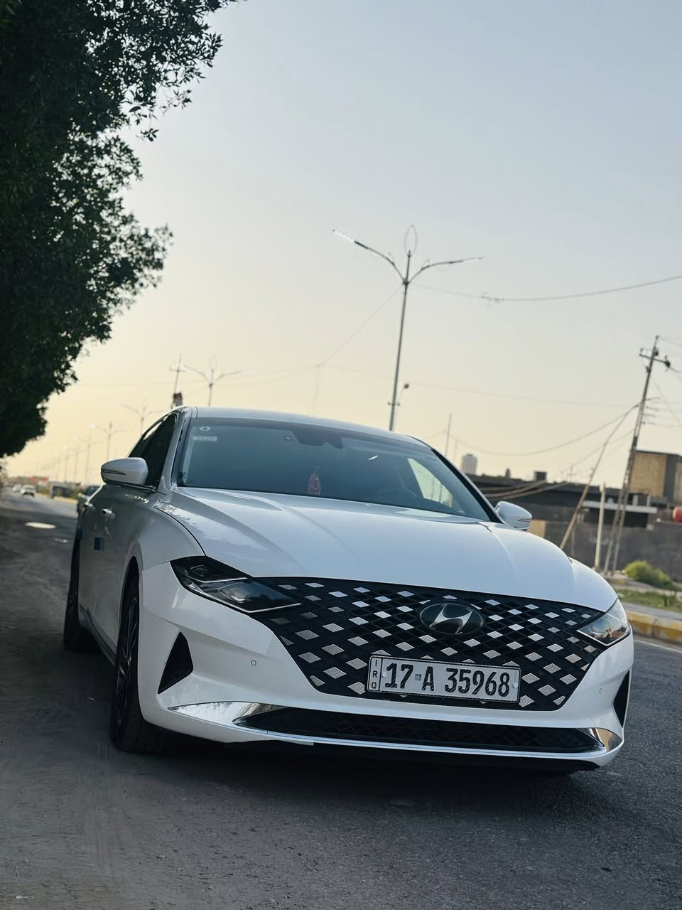 من رخصه الادمن 
السلام عليكم 
هونداي ازيرا للبيع 
مديل 2021
كفاله عامه من كلشي 
فول مواصفات عده الفتحه
سياره تخبل ونضيفه وبل عافيه عل ياخذه 
السعر 220 وبيه مجال للطيبين
مكان السياره السماوه قضاء الخضر
التواصل واتساب او الاتصال على الهاتف ***********
