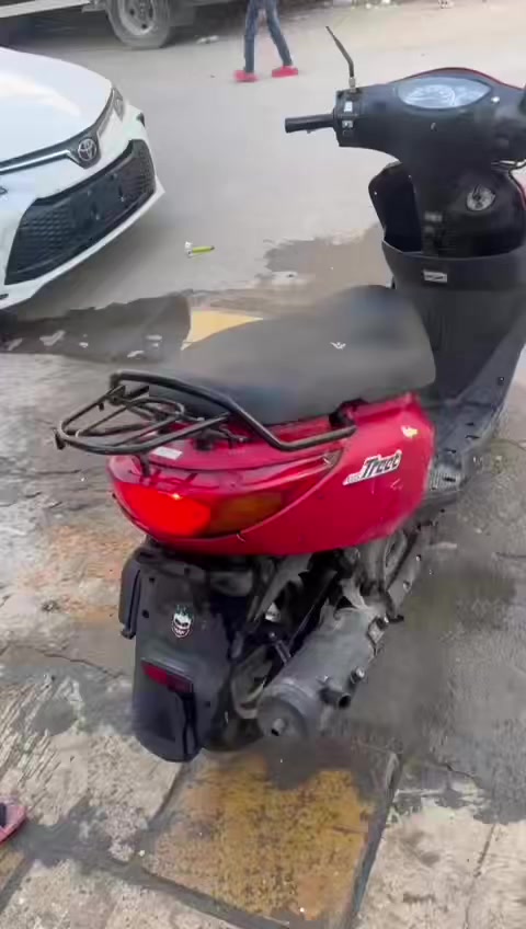 دراجة رمبه اكزز ياباني
صار 10 اشهر عندي بس اشتريت سيارة وصار شهرين اشغلهه بين يوم ويوم ومداريهه بالدهن 

الگشر نظافه 55‎%‎ 

المحرك لوك ومامستخدمهه هوايه ونظافة 80‎%‎ 

خليت باتري جديد لان كعد القديم ماخذهه 2 مليون و50 الف بس اكيد كفرات نظيفه اكثر مو هيج واتعاجز ابدل كفرات 

عارضهه 850 الف وبيهه مجال بسيط للجناي


**إذا كنت صاحب هذا الإعلان وتريد حذفه لأي سبب، رجاءا أرسل رسالة إلى الدعم الفني**