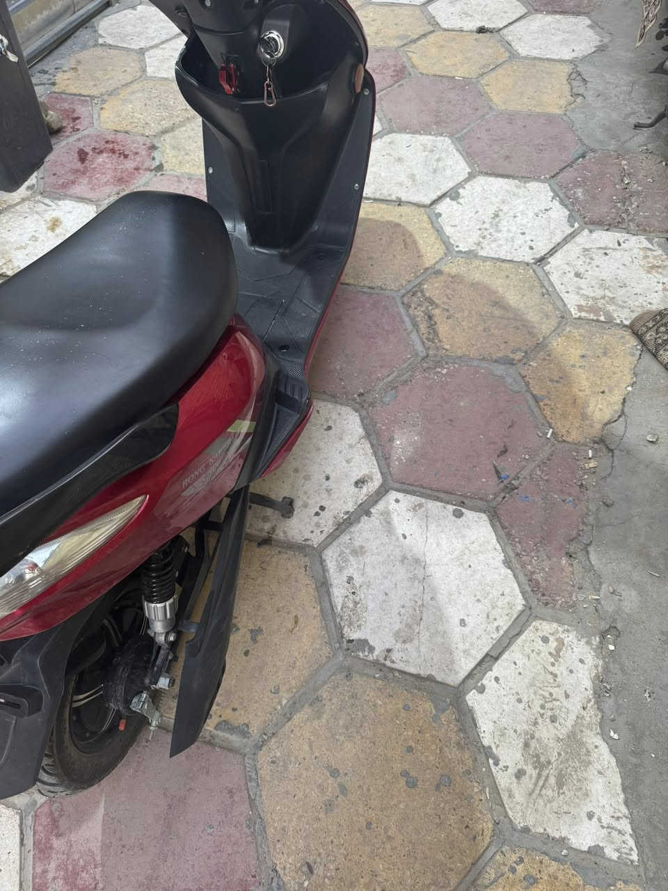 السلام عليكم دراجه سكنس فحل  شحننن دراجه نضيفه كلش استعمال قليل كلش   خمس بطاريات  مكان الدراجه ناصريه مركز سعر الدراجه 850 وبيه  مجال ***********
