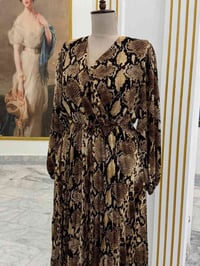 فساتين ٣٥ • اساور ١٠ • مراود ٨