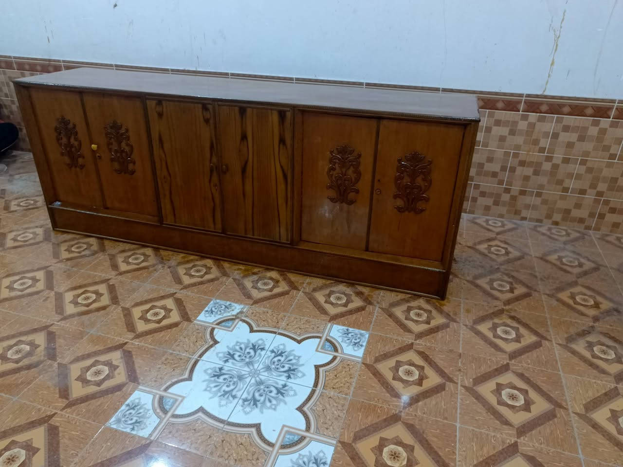 للبيع بوفيه صاج عراقي حطاطه 
الطول مترين ونص 
السعر 125وبيهااا مجال للتواصل خاص او عل الرقم ***********
متوفر واتس اب📞📲 العنوان الكرابله شارع مدرسه العروبه قرب المعارض
