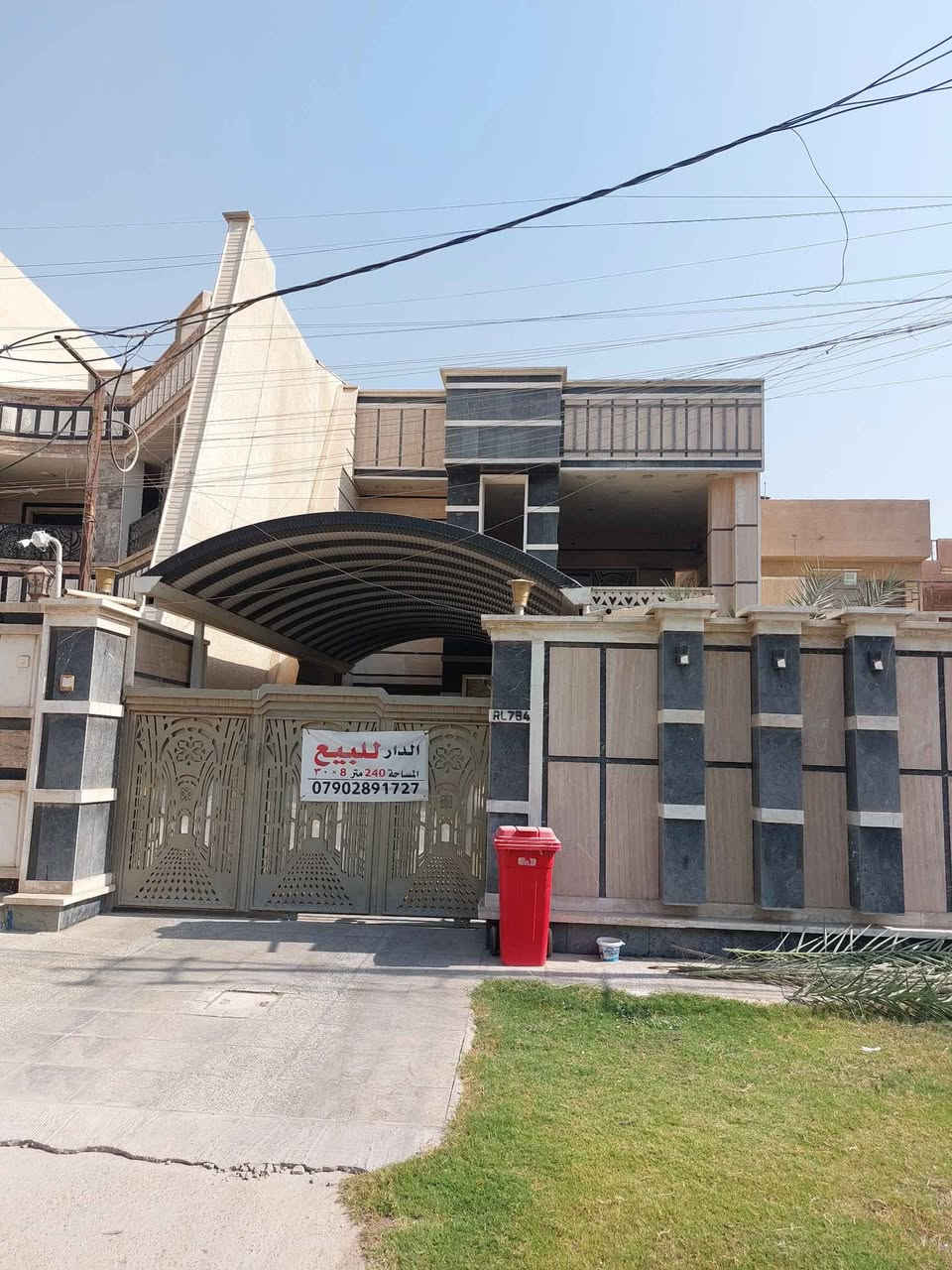 هذا البيت مساحته ٢٤٠متر سند مستقل غرفة نوم اسفل ٥×٤متر  وثلاثة غرف في الأعلى واحدة منها غرفة سويت مع غرفة خطار كبيرة ٥×٧متر وحمام وصالة كبيرة ودرج مدور والارضيات مرمر اسفل وفي الأعلى وحمام وتواليت في الطابق الأعلى مع بيتونة وحديقةكبيرة وكراج يسع لسيارتين ومنور حول البيت بعرض ٨٠سم ومن الخلف بعرض ١متر  وامامه رصيف عريض وشارع ٢٥متر بسعر ٩٠٠مليون الاتصال على الهاتف *********** بغداد, العراق
