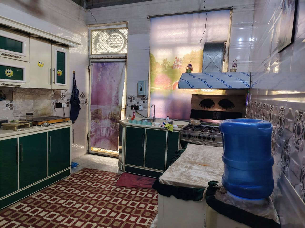 بيت للبيع 150 متر خامس بيت عن الركن عن شارع 35 الرئيسي ثاني فرع شارع 60 الرئيسي بناء طابوق كونكريت مسلح بناء جديد غرفتين وصاله وديوانيه ومنور وصحيات واستقبال البيت كامل ما بيه اي نقص  طابو صرف ثاني يوم المداور العنوان الكامل  الفداء نهايه الشارع ابو لبنان السعر 133 رقم الهاتف ***********
