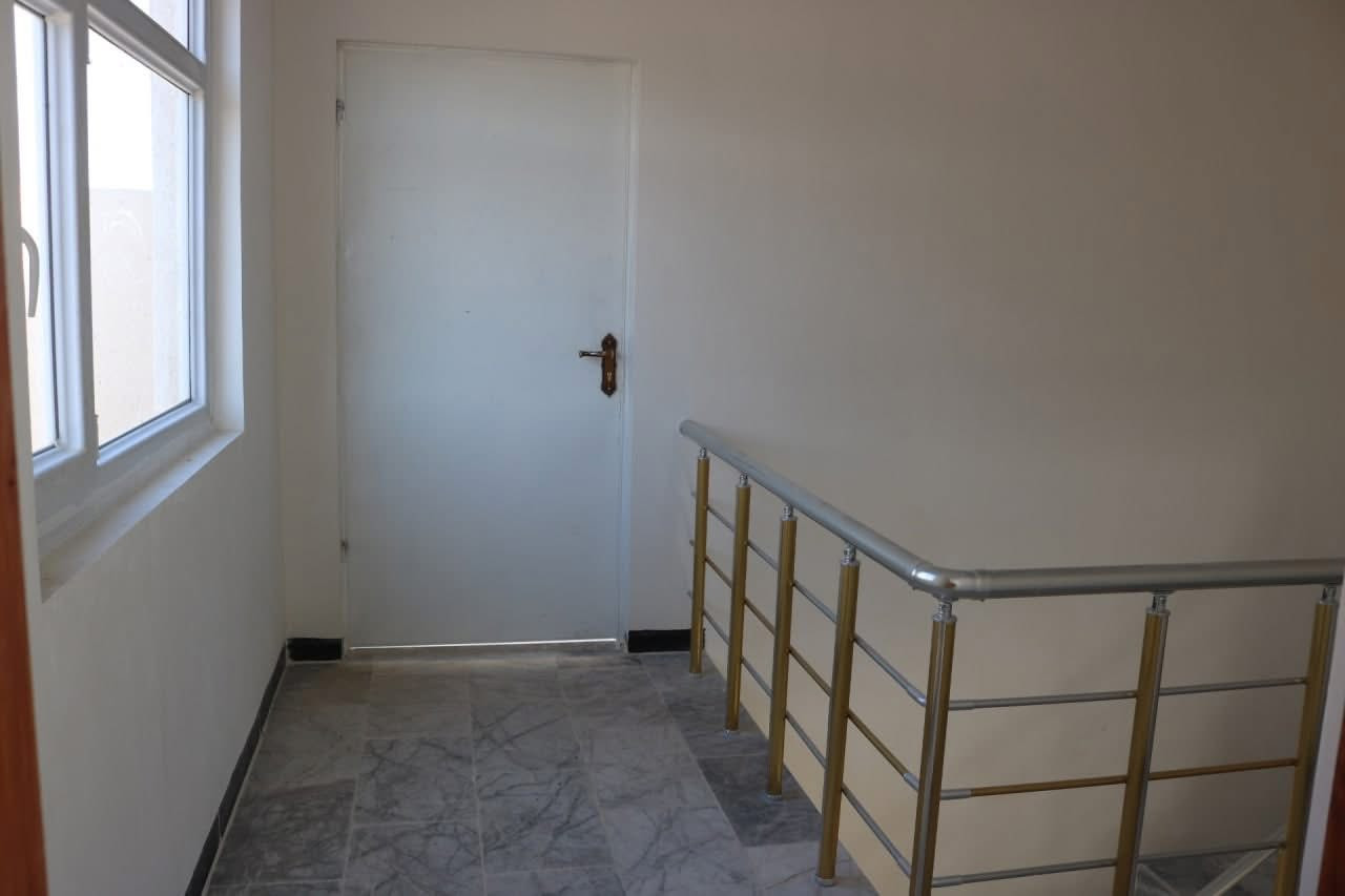 دار للبيع في مجمع السلام السكني
مساحة الدار 200 م
طابق ونص متكون من (2 غرفه +صاله +استقبال
+مطبخ +حديقه +كراج+2مناور +3 صحيات)سعر الدار 190 مليون باقي ع الدار مطلوب 30 مليون بي مجال للشراي 
عنوان المدينة:
كربلاء / الحر / قرب المستشفى التركي / بعد السيطره 55 ثالث مشروع يسارا 
للأستفسار أكثر يرجى الاتصال على                                 
 ‭0772 564 7150‬
او واتساب  ***********
