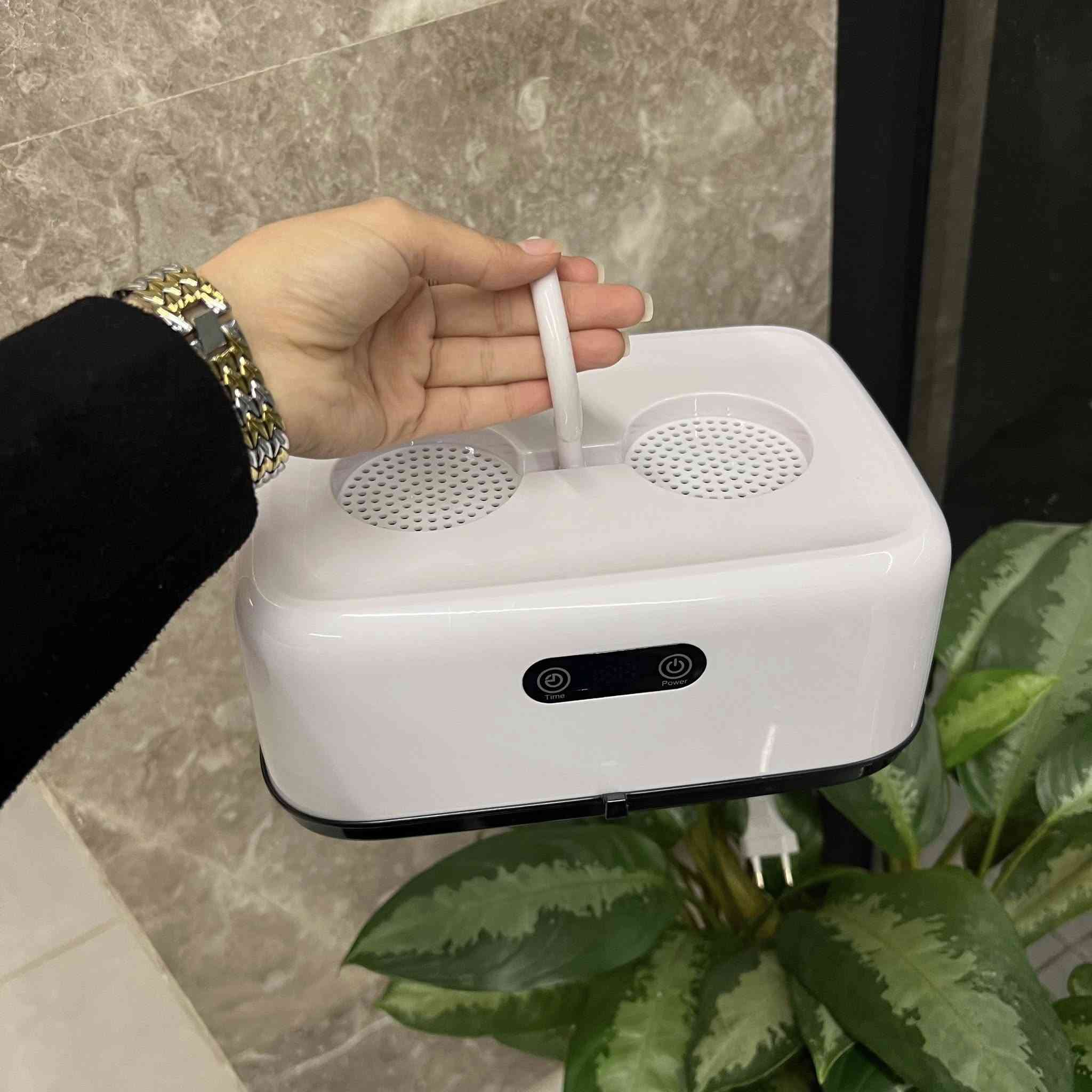 جهاز تجفيف الملابس المحمول Drying Heater موديل PHDZ-09

جهاز تجفيف كهربائي عملي مصمم لتجفيف الملابس بطريقة آمنة ومنظمة داخل المنزل.

• يعمل بنظام هواء ساخن دائري لتجفيف الملابس بشكل متوازن

• حرارة ثابتة (Constant Temperature) لتجفيف ناعم بدون إتلاف الأقمشة

• تحكم باللمس (Smart Touch Screen) مع شاشة رقمية واضحة

• 3 مستويات ضبط مناسبة لمختلف أنواع الأقمشة

• مؤقت ذكي حتى 11 ساعة للتحكم بوقت التشغيل

• تصميم محمول وقابل للطي مع خطاف تعليق مدمج ومغناطيسي

• الجهد الكهربائي: 110–220V
• القدرة: 600 واط
• الوزن الإجمالي: 827 غرام
• نوع التحكم: شاشة لمس

محتويات العلبة:
• وحدة الجهاز الرئيسية × 1
• كيس / غطاء التجفيف × 1. السعر 25الف


**إذا كنت صاحب هذا الإعلان وتريد حذفه لأي سبب، رجاءا أرسل رسالة إلى الدعم الفني**