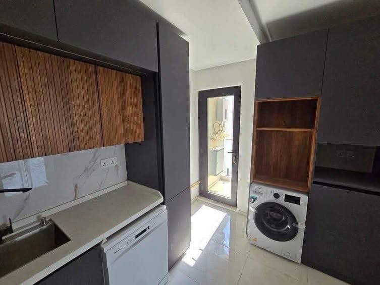 للايجار مجمع الروان السكني
ط9     عدد الغرف 3 نوم 3 حمام 
  زيرو غير مسكونة 
   
  مطبخ كامل + سبالت.
***********
