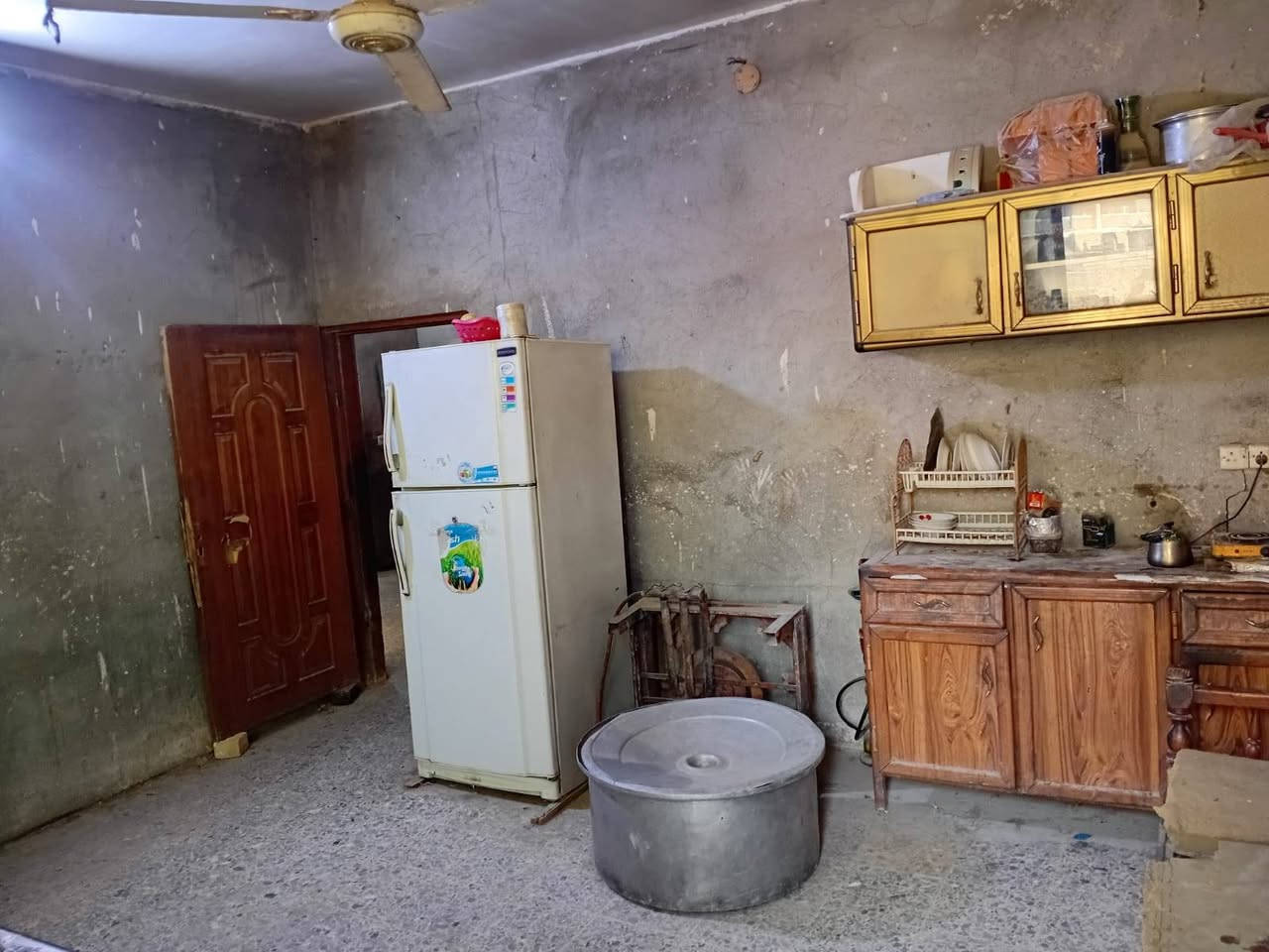 يا الله  بيت ركن 200 متر +تشجير 4امتار
يحتوي على ستقبال و4غرف نوم+  مطبخ +3حمامات داخلي وخارجي +2منور +2صطح 

العنوان ابو دشير قرب معمل ببسي مباشر اول فرع ركن رقم التليفون ***********
