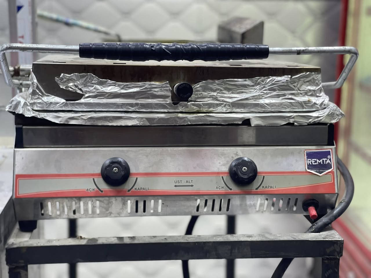 سلام عليكم عيني كابسه صاج اخو الجديد مثل ماواضح كدامكم سعر150وبيه مجال الهاتف ***********
