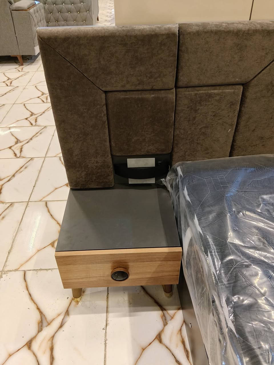 يتوفر تشكيله غرف غرف نوم متكونه من 7 قطع منشأ تركي سرير مع ملحق إناره بالسرير براكيت للاستفسار اكثر يرجى الاتصال على الارقام التاليه 
***********
*********** واتس فايبر تلگرام 
الشد والنقل داخل محافظة ذي قار مجانا
