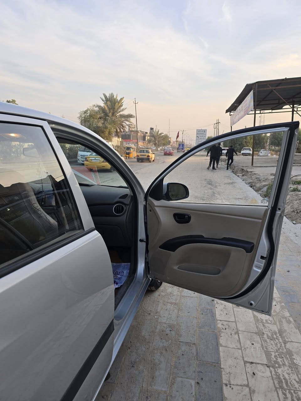 هونداي i10.   ٢٠١٥  السعر ٩٣ ورقه و بي شويه مجال ماشيه اقل من ٢٠ بالضبط ١٩٧١٠ كيلو متر مكفوله من الصبغ و البارد و المكينه و الكير تخم تاير جديد شاشه مع كامرة خلفية التحويل ثاني يوم .... السيارة ابدا ما متعوبه و الكشر نظيف ما بي شخط محرك ١٢٠٠ الاتصال *********** علي
