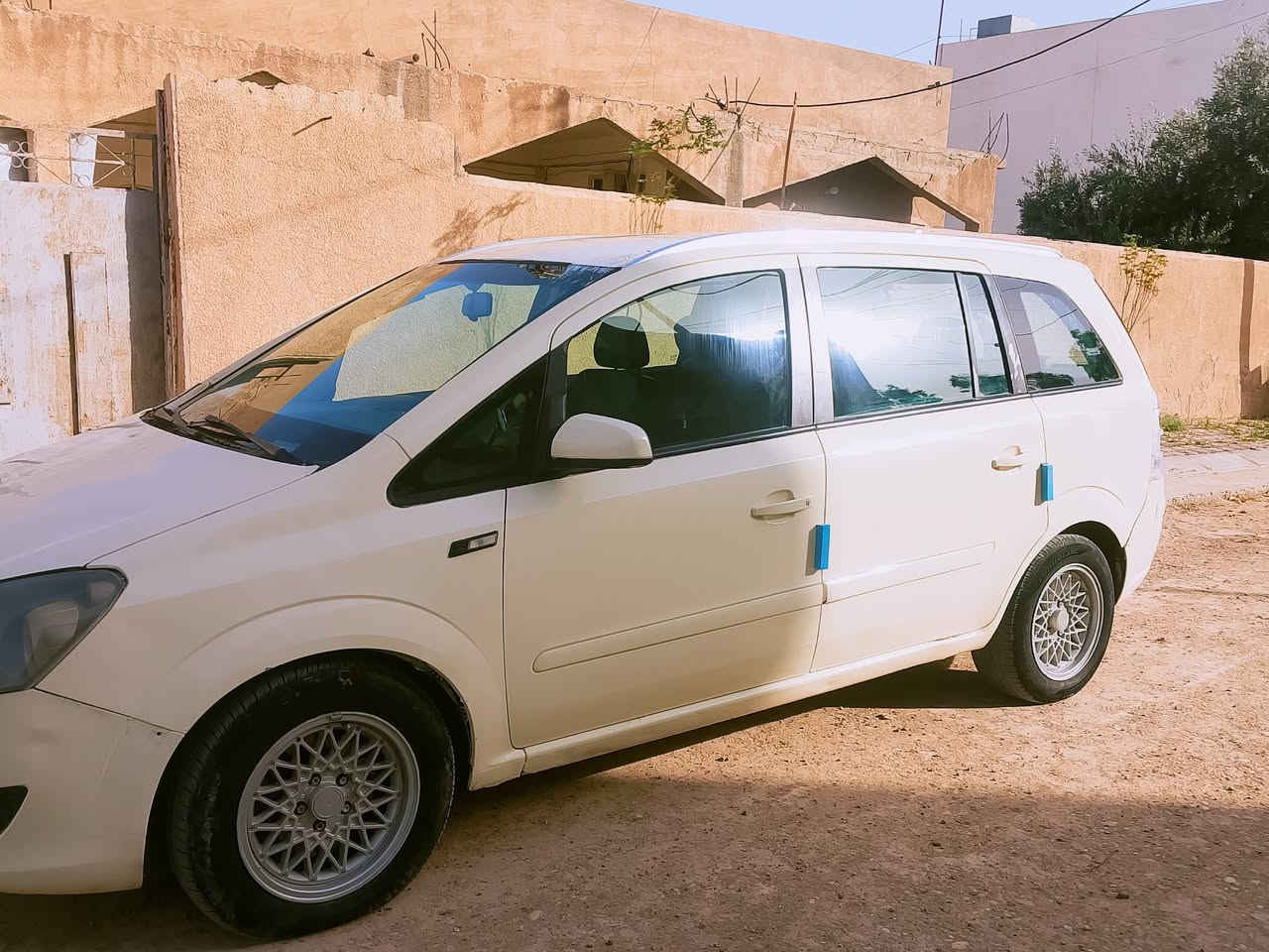 أوبل زافيرا موديل 2009 سبعة راكب مصبوغة حزام رقم بغداد مشروع وطني شرط التحويل داخل جلد نظيف فقط كشن السايق بي ضرر 
محرك وكير فكترا كير عادي محرك وكير شرط 
صدر امامي شرط 
صدر خلفي تعبان 
نقصها مشط استيرن
السعر 55 ورقة 
***********
