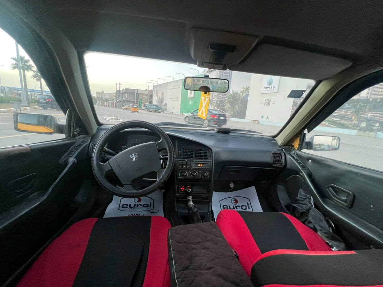 سيارة بيجو قديمة لونها أصفر، مناسبة للمشاوير داخل المدينة. الداخلية نظيفة والمقاعد مغطاة، وتوجد بعض الخدوش على الهيكل الخارجي. البيع لأعلى سعر ومكان السيارة ببغداد.