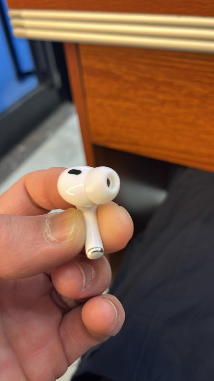 السلام عليكم سماعات ايربود للبيع جديده صوت وعزل وشحن أسبوع وتحديد موقع ضد المآي للبيع سعره 35 ألف بغداد ***********
