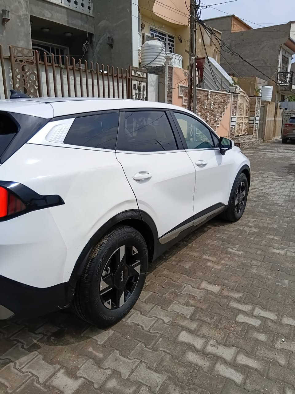 السلام عليكم كيا سبورتج موديل 2026 زيرو شكل الجديد منفيس بسمي بدون يرباك بدون حادث فقط جاملغ شالعي وراجع نفسه مواصفات لدات امامي خلفي اربع عدسات لايت توقف ذاتي بصمه تشغيل عن بعد سايد بريك بصمه تبريد خلفي لدات خلفيه رادرات اوبيها بعد مواصفات السعر ٢٢٠ اوبيها مجال ***********
