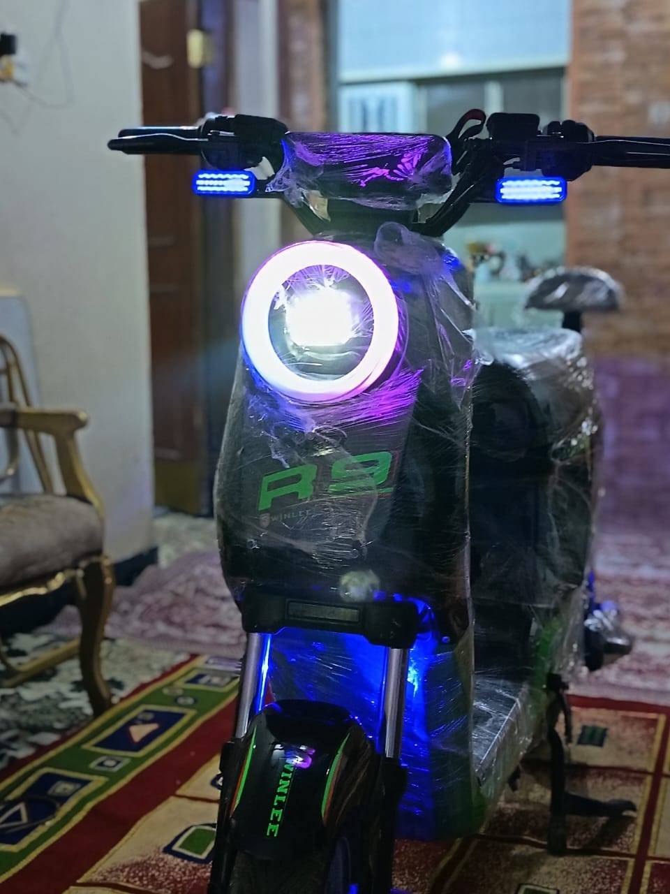 السلام عليكم عندي دراجه شحن R9 للبيع مكفوله كفاله عامه دراجه نضيفه جدا مواصفاته معروفه 5 بطاريات السعر 440 وبيه مجال للاستفسار *********** أو خاص
