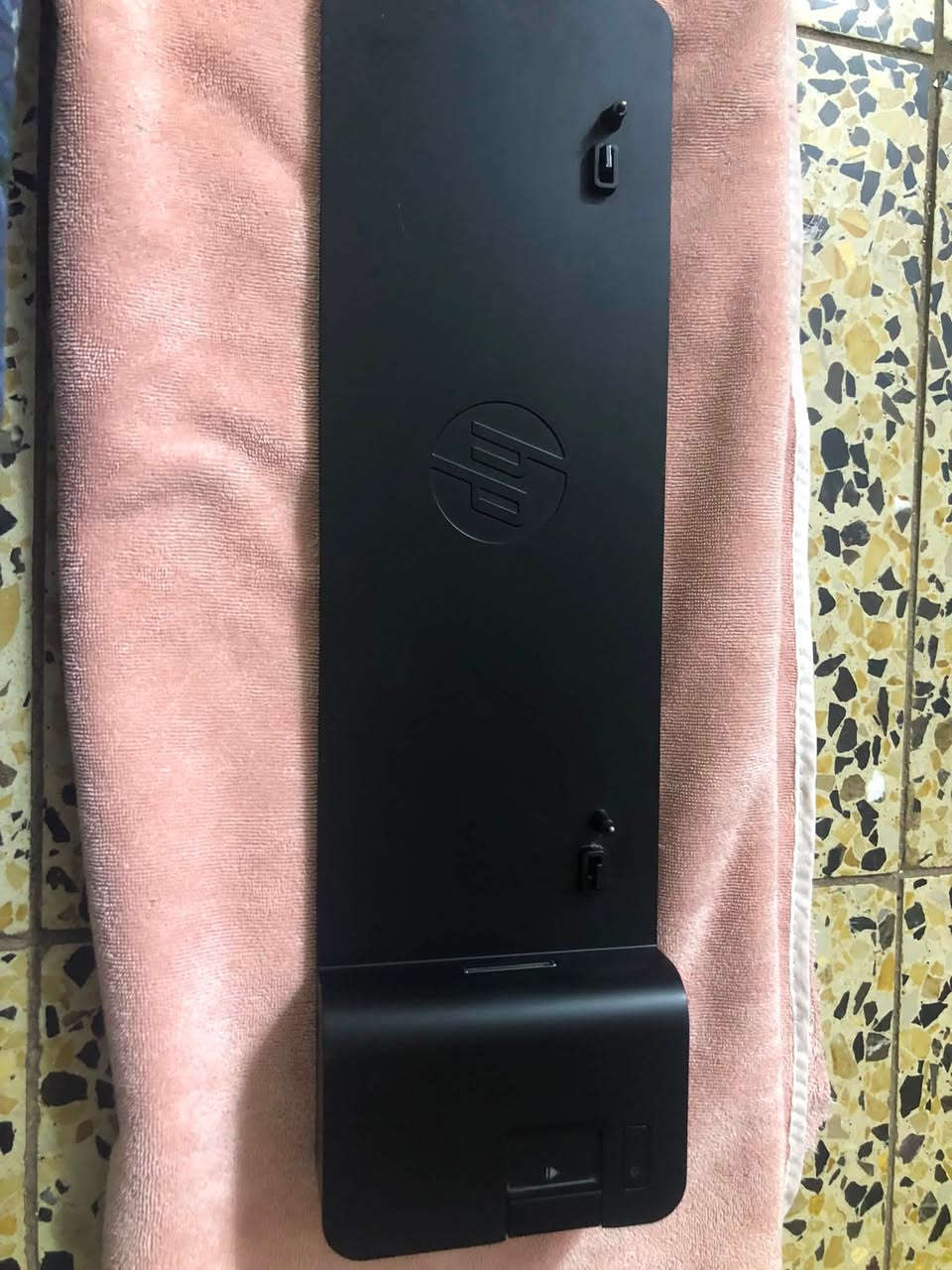 هذه محطة إرساء (Docking Station) من نوع HP UltraSlim موديل 2013، مصممة لتوصيل أجهزة الكمبيوتر المحمول من سلسلة HP EliteBook بمختلف الملحقات المكتبية.      ***********
