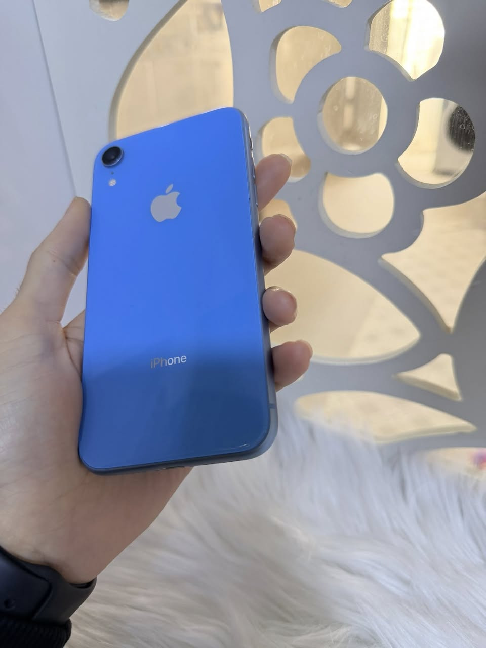 ئایفۆن ئێکس ئاڕ
٦٤ گێگا یەک سیم شاشە و پاتری بە فول کوالیتی گۆراوە 
هیچ کێشەیەکی نیە هەمووی بە زەمان نرخی ١٣٠ هەزار گەیاندن هەیە ناونیشان هەولێر قەڵاتی نوێ مۆبایلی هاوکار
ژمارە مۆبایل :- 📲 ***********
