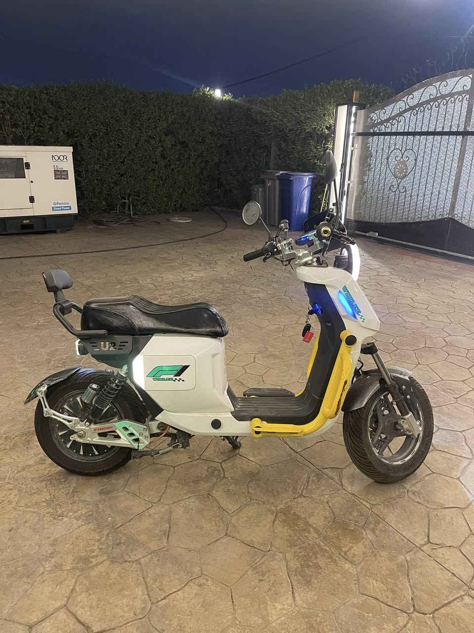 من شركة حسن وحسينF1
ملف 2000 حقيقي

 5بطاريات كبار

ستيرن باتمان قلاب

بريكات عنبار وتايرات بحالة الوكاله 

ما مستخدميها هواي سعرها 800 وبيها مجال قليل 
متواجد فقد رصيد واتساب

***********
