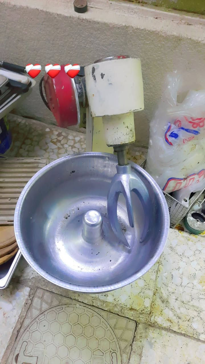 السلام عليكم غراض مطعم  جدر كنتاكي وعجانة ومال همبركروغلاط وفرن بيتزا طابقين مشواية كص مشواية دجاج كلة نضيف موهواي مستعمل الشراي يتصل***********
