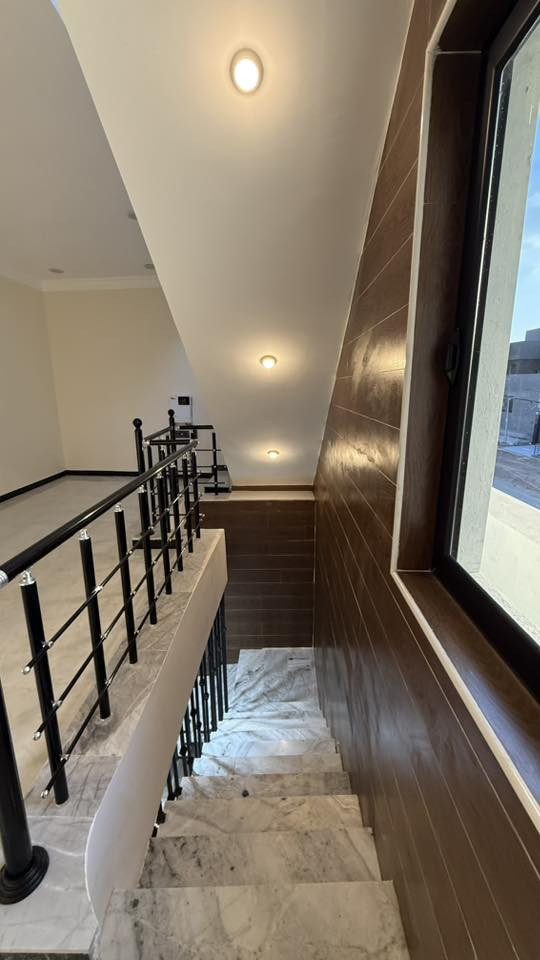 بيت للبيع 🏛️

📍 العنوان : ام الخيل الرابعة ، على شارع بعرض 20 م 
الدار ركن ✅ وواجهته الدار على شارع عريض ايضاً 

📈 المساحة : 165 م واجهه 10 م والنزال 16،50 م 

يتكون من :
- غرف نوم عدد 5
- صالة معيشة عدد 2
- دورات مياه عدد 5
- مطبخ
- استقبال

⚠️ السعر : 270 مليون قابل للتفاوض 

☎️ للاستفسار اكثر اتصل على : ***********

أو

📍 زيارة مكتبنا الكائن في : خدمي الجزائر ، مقابل تقاطع سايدين ام الخيل

📤 مكتب أحمد صبري لاستثمار العقاري
