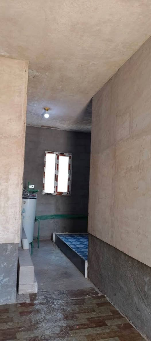 دار سكن للبيع. 
في حديثه حي المعلمين. 
قرب القائمقامية. 
مساحة الدار260م. 
طابقين. 
يحتوي على ما يلي. 
الطابق الاول: 
*ديوان 7×4.
*هول6×4.
مطبخ 6×4.
غرفتين نوم 4×4  4×5.
صالة داخلية 4×4
صحيات داخلية 
صحيات خارجية
الطابق الثاني: 
3غرف نوم 6×4  6×4  4×4.
صحيات 2×2.
بعض الغرف صب ناعم والصحيات سيراميك. 
السعر المطلوب 70مليون وبي مجال للتفاوض 
عنوان المكتب📍 الانبار قضاء حديثة سوق الحي العسكري قرب اسواق ابو حسين 
أ.استاذ هشام حسين ابو احمد ***********واتساب ***********
رائد المعاضيدي ***********
