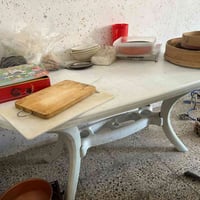 برطلة • ميز طعام • قاعدة حديد
