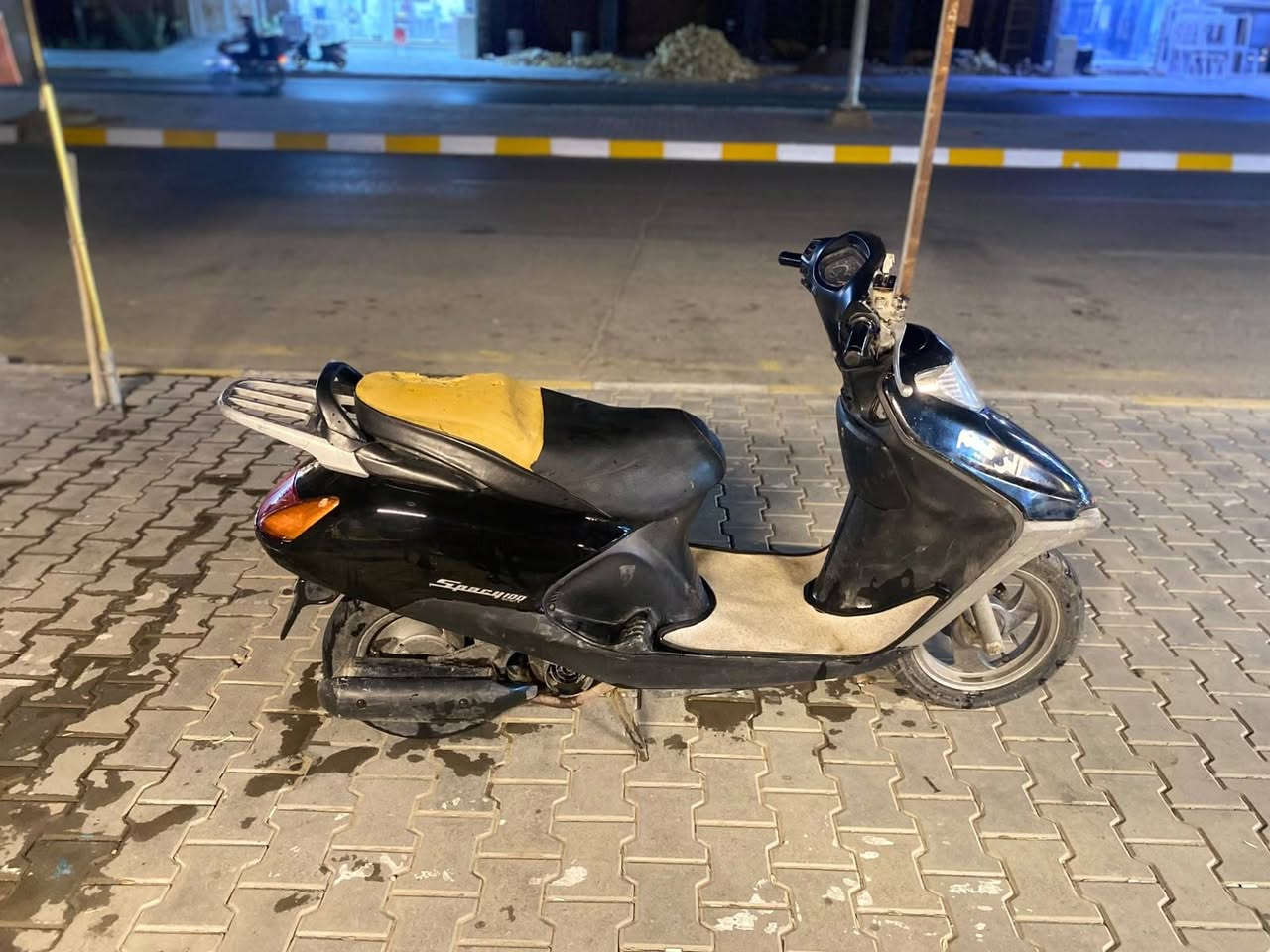 السلام عليكم 
متاح  دارجة سبيسي ياباني للبيع نكره سلف هندر كهربائيات كله شغاله قفل جنطه قفل استيرن كله جاهزه بس الوجه مال الاشاير يرادله غيرهذاربع ماتذب عليه كوت السعر ب٤٥٠وبيه مجال بسيط خاجيه شارع 40 موبايل ***********
