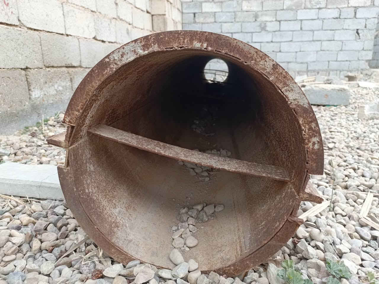 يوجد قالب دائري لصب الدنگ جديد غير مستخدم الطول 4 متر 
للاستفسار 
***********
