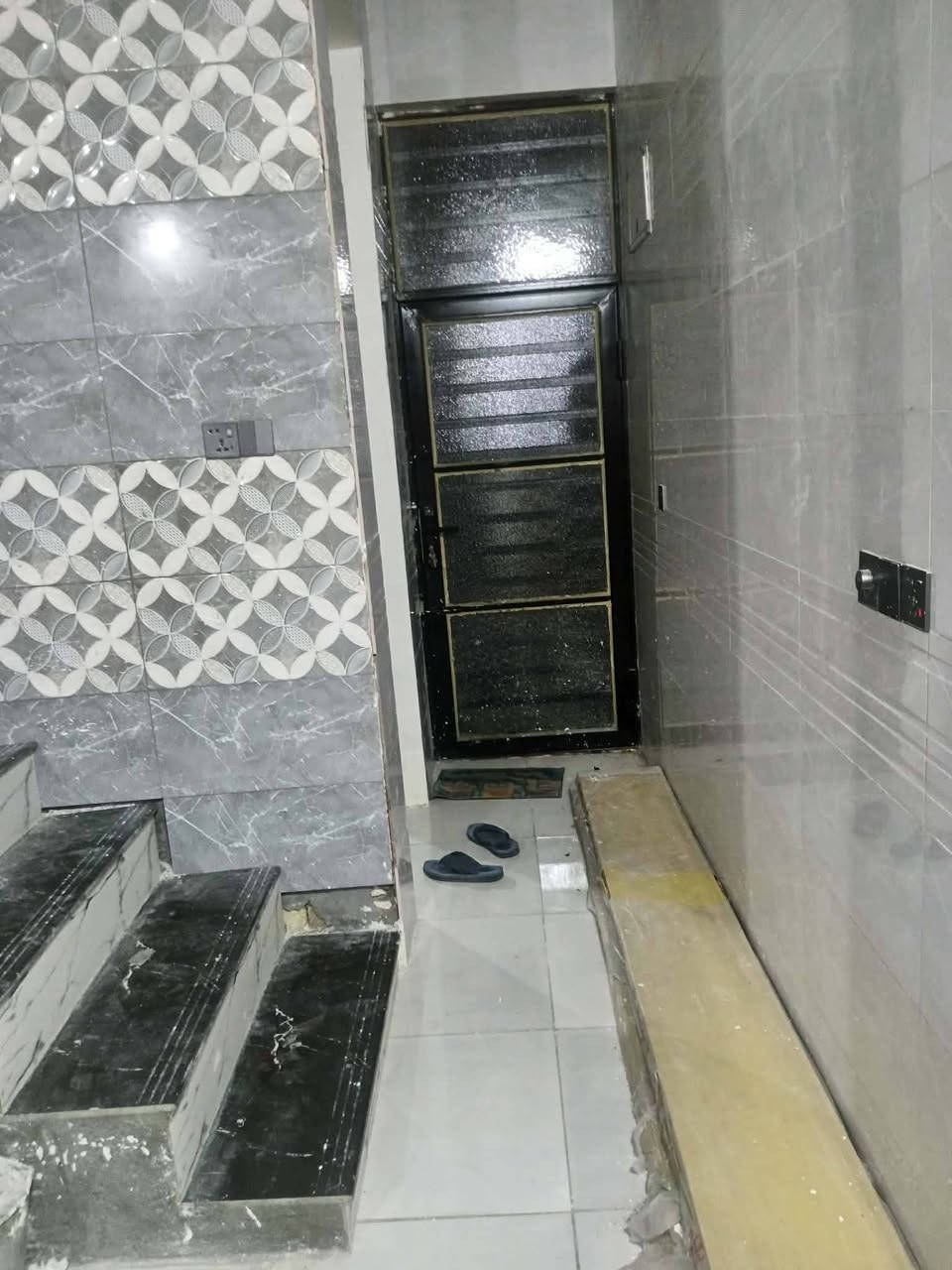 بيع مستعجل
بيت للبيع مساحه ١٠٠ م طابو صرف بناء جديد طابق ونص يحتوي على استقبال وصاله و٢ غرف نوم ومطبخ وصحيات 
سعره ١١٠ مليون عنوان كربلاء حي العسكري منطقة ١٦ قرب المستوصف  موقع البيت على شارع ١٥ م  أي استفسار اتصل *********** نستقبل جميع العروض في انحاء كربلاء
