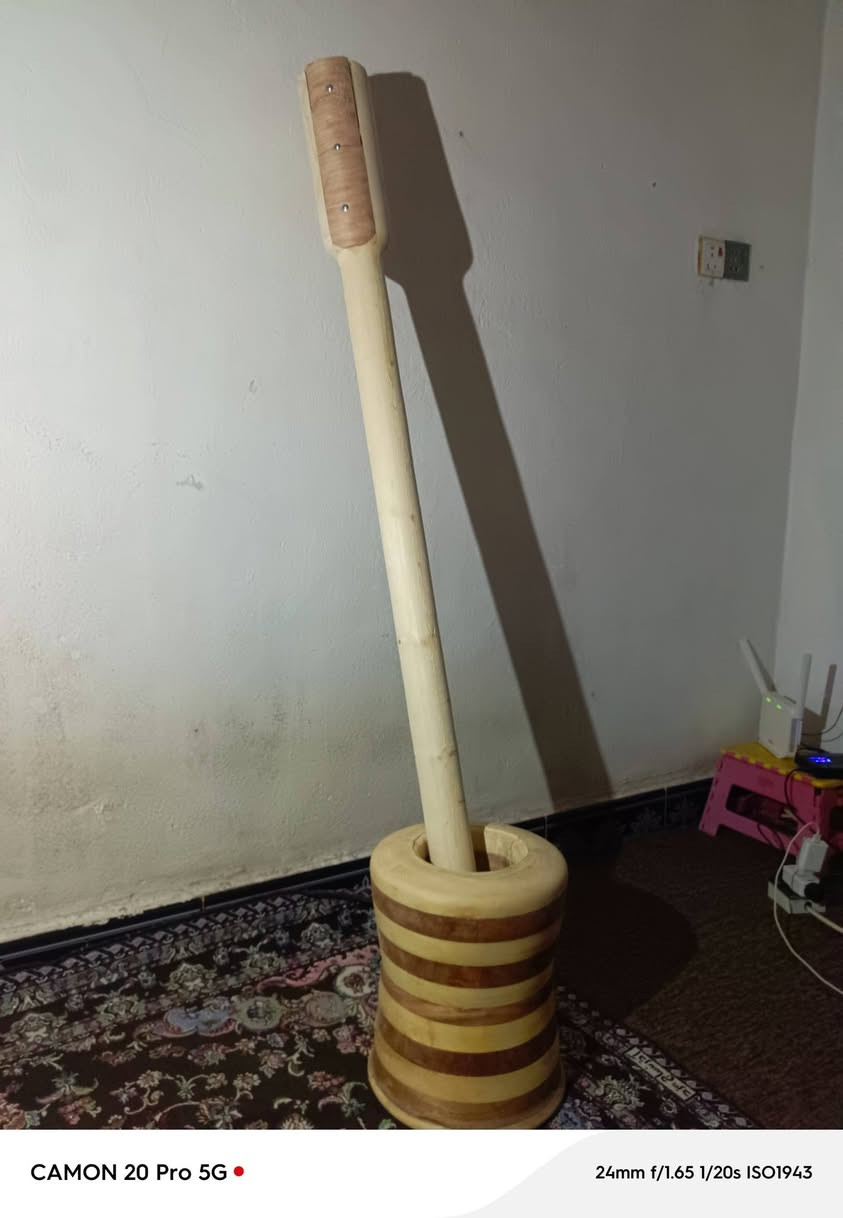 جاون  للبيع  خراطة ابو مهدي للجاون والتحفيات كوت داموك رقمي ***********  السعر 150000 خشب جاوي ثقيل وچام شغل درجة اولا كبير ارتفاع 35
