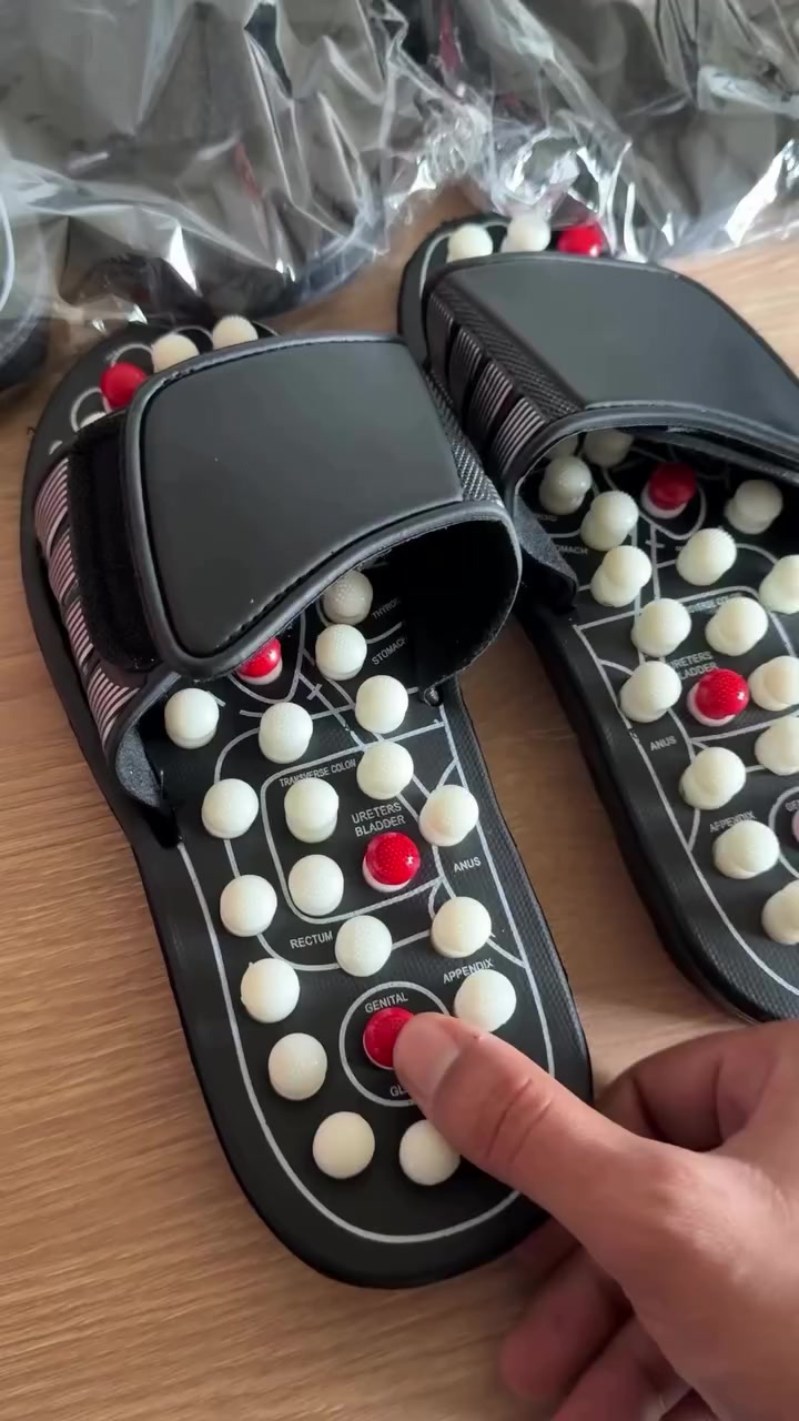 اذكر الله +صلي على النبي 🔥🤍
افحص اي طلب مني قبل لاتستلم لضمان حقك لان حقك يهمنا✨🔥

شبشب تحفيز الأعصاب (ريفليكسولوجي) مع نقاط ضغط

الاستخدامات

تحفيز أعصاب القدم وتنشيط الدورة الدموية.

المساعدة على الاسترخاء وتقليل التعب بعد الوقوف أو المشي الطويل.

مناسب للاستخدام المنزلي اليومي.

يُستخدم كمساج للقدمين بعد يوم عمل طويل.

مفيد للأشخاص الذين يعانون من آلام القدم أو الإجهاد.

المميزات

تصميم يعتمد على تقنية الريفليكسولوجي مع نقاط ضغط موزعة بدقة على باطن القدم.

نتوءات بارزة (بيضاء وحمراء) لتحفيز مناطق مختلفة من الجسم.

حزام علوي قابل للتعديل لثبات أفضل على القدم.

نعل سميك ومتين مقاوم للانزلاق.

خامة بلاستيكية قوية وسهلة التنظيف.

مناسب للرجال والنساء.

خفيف الوزن ومريح عند الاستخدام المنتظم.

المقاسات المتوفرة:

- 38–39
- 40–41
- 42–43

محتويات الصندوق

زوج واحد من شبشب تحفيز الأعصاب.

الملاحظات

يُنصح بالبدء باستخدامه لفترات قصيرة ثم زيادة الوقت تدريجيًا.

قد يسبب إحساسًا بالضغط في أول أيام الاستخدام (طبيعي).

غير مخصص للمشي الخارجي الطويل.

يُفضّل عدم استخدامه على القدم المصابة بجروح.
السعر 24الف والتوصيل مجاني لجميع محافظات العراق 🔥🔥🔥🔥🔥🔥🔥
#شبشب_محفز_اعصاب #محفز_اعصاب #علاج_طبيعي #رمضان_كريم #العراق


**إذا كنت صاحب هذا الإعلان وتريد حذفه لأي سبب، رجاءا أرسل رسالة إلى الدعم الفني**