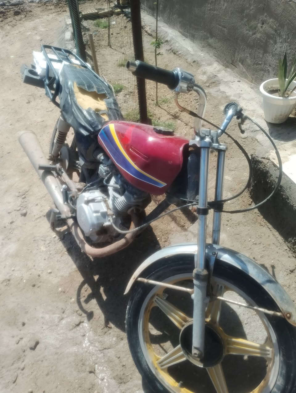 سلام عليكم دراجه للبيع الدراجه   اوراق مابيها الدراجه هندر واحد تشتغل وخير من الله بس  مشكله بيها دخان  غيرها مابيها السعر 170 وبيها مجال قليل  *********** وهذه رقمي
