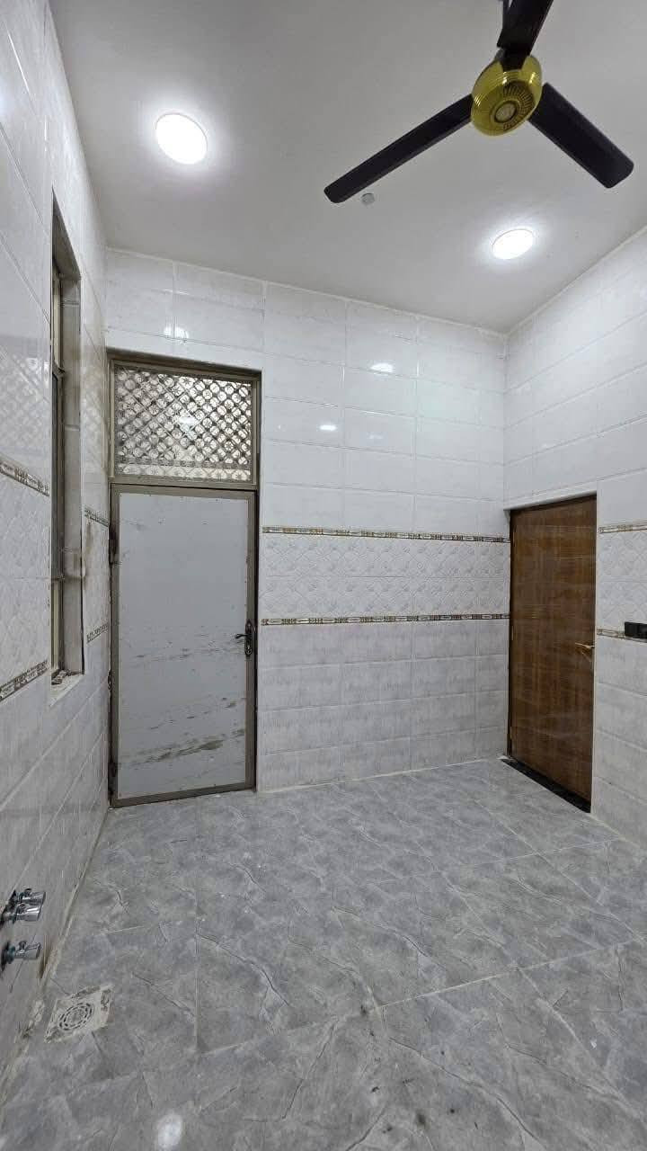 واسعد الله اوقاتكم بكل خير احبتي 
***********
يتوفر دار سكن للبيع 

المساحه لكليه 100 متر مربع 

نوع العقار طابو زراعي عراقي 

سند ٢٥ ول مالك عراقي تتكاتب ويا ابوالطابو مباشرتاً

يتكون من غرف نوم عدد 2
استقبال 
صاله
مطبخ 
 مجمع صحيات داخليه وخارجيه 

البيت كامل من جميع الملحقاته 

بناء جديد 2025

فارق جاهزة للسكن تستلم بيتك عند المكتبة مباشر 

العنوان البصرة قضاء ابي الخصيب 

ابو كوصره قرب مدرسه الفتكار 

تبعد مسافة عن شارع ابو كوصره 100 متر 

منطقة روعه جميع الخدمات ماي كهرباء شارع 10 متر 

السعر  65وبي مجال

للاستفسار لاتصال***********
