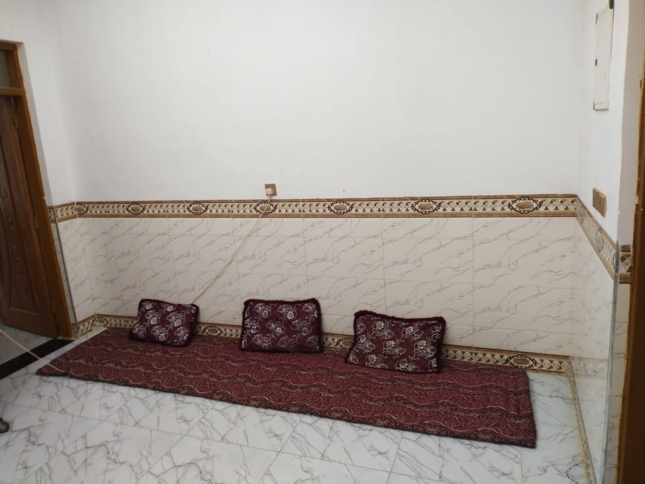 على بركه الله مشتمل للبيع حي الكفائات مساحه ١٢٥متر طابق واحد يتكون ٢غرف نوم شغل درجه اولى يم المدارس للاستفسار اكثر اتصل على *********** او مراجعة مكتب زمزم
