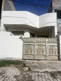 يوجد بيت للبيع المساحه١٢٥متر بحي ١٨على شارع ٢٠ يتكون من مدخلين صاله وم...