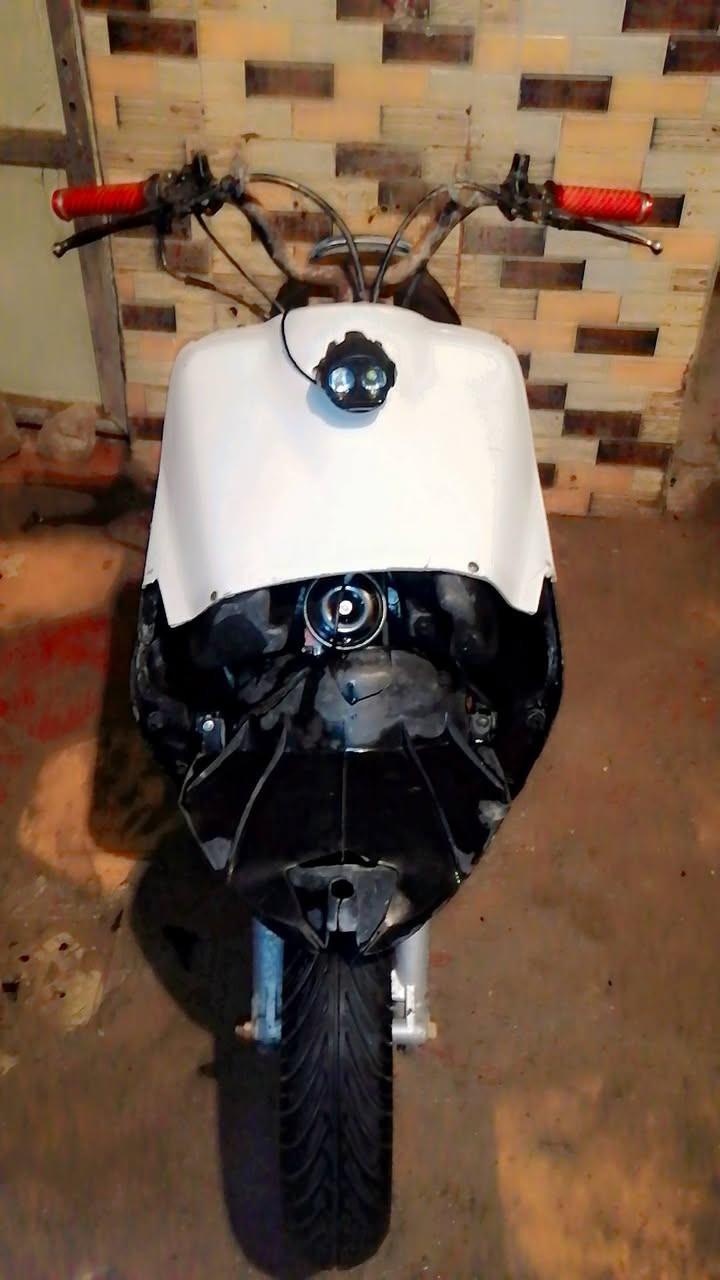 سلام عليكم دراجه فراشة حربيه للبيع 
سلام عليكم دراجه فراشة للبيع كلشي مابيه المكينة ناعمة مابيه صوت هندر وحده تشتقل شادله باتري جديد الدراجه نضافة ومعدل  تخبل بل مشي السعر 250 وبيه مجال مكاني البصره زبير ***********
