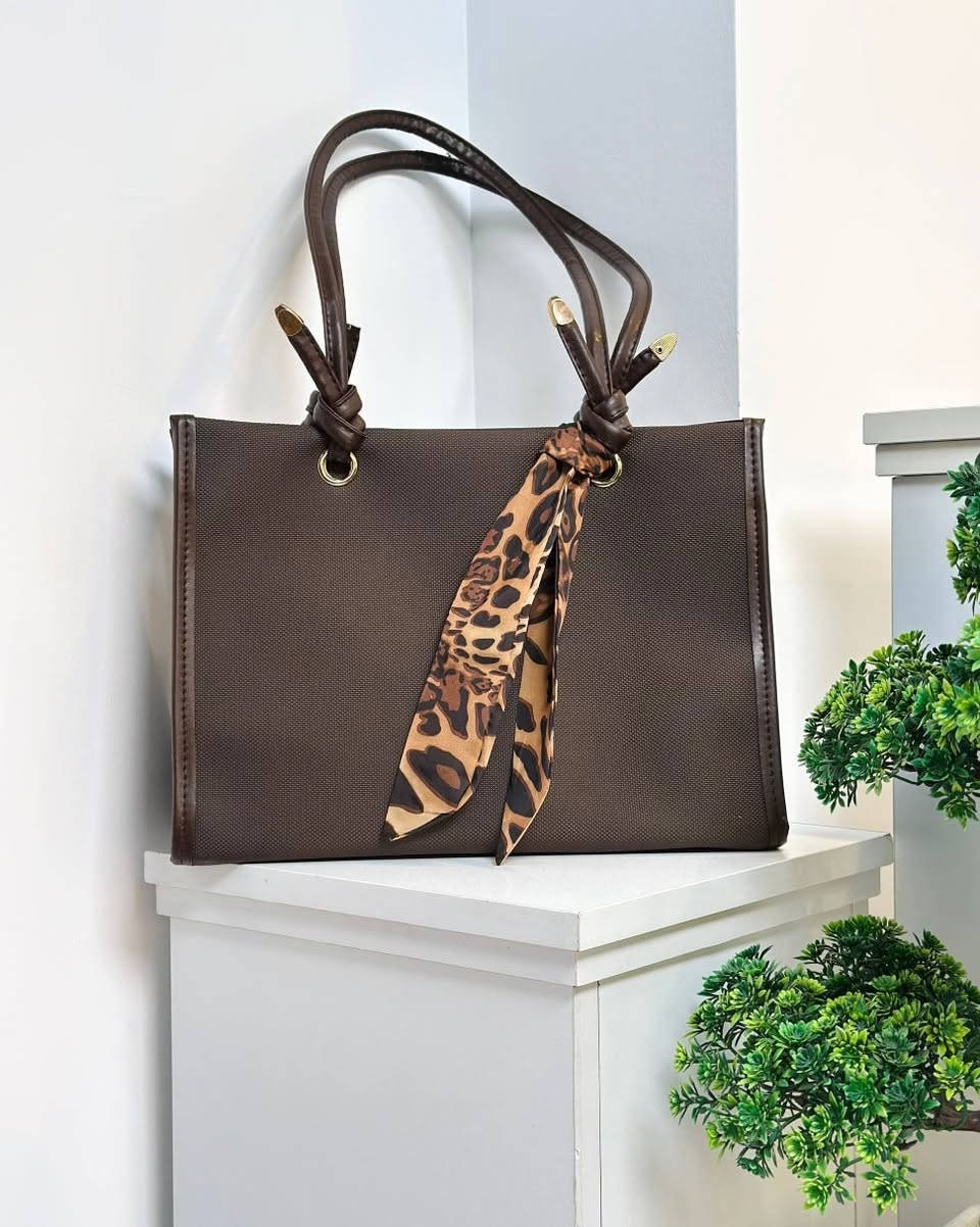 جنط نسائي 
سعر المفرد 10 آلاف دينار
سعر الدرزن 84 ألف دينار
قياس 23 × 33 سم 
واتس اب :***********
واتس اب :***********
