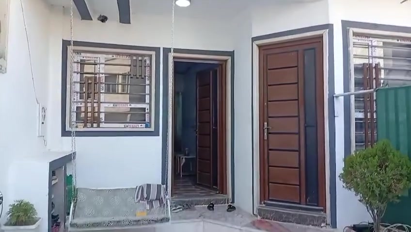 للبيع مساحه ١٥٠ مكان حي الملاين الثانيه طابق الارضي غرفه ومشتمل وهول ومطبخ واستقبال وطابق الثاني غرفتين نوم وهول بناء نضيف وبادلو خدمات متوفرا سعر البيت ٧٥ وبي مجال خابر وتدلل *********** واتساب موجود ***********
