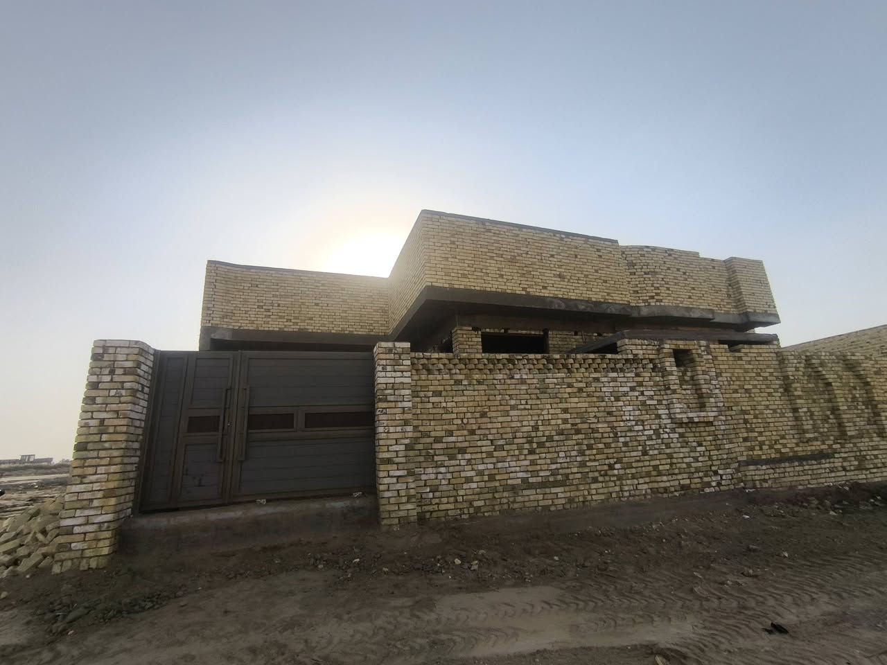 دار للبيع زراعي ركن  حي الجمعيه  مساحه البيت 225  
يحتوي غرف نوم عدد 2 القياسات 6x4
ستقبال 9x4مطبخ 5ونص  x4  صاله 10x4
صحيات داخل وخارج لبيت نقصه بس دواخل فقط   لستفسار***********
