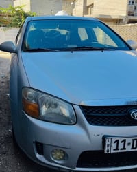 كيا سيراتو للبيع موديل 2007 بأسمي سياره بيها بس الهلالات صبغ مكينه بيه...