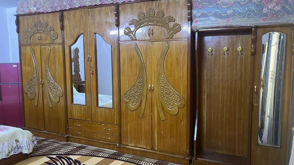 السلام عليكم غرفه تفصال صاج القديم يحتاجله شويه ترتيب وصبغ وبعد بيه ميز مال البلازمه السعر ٦٠٠ وبيه مجال قليل 
مكاني مدينه الصدر رقم ***********
