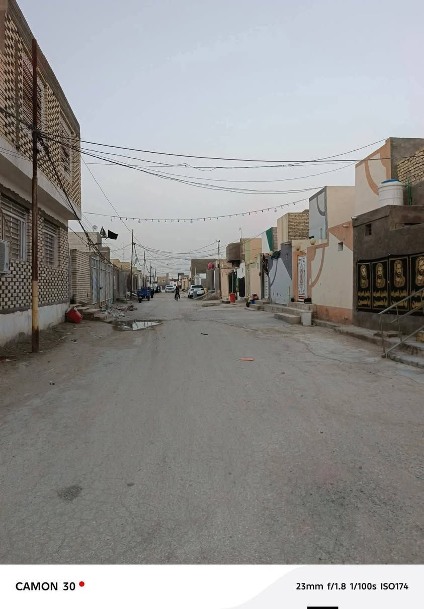 سلام عليكم 100متر للبيع بناء طابوك صب كونكريت يحتوي على غرفه او صاله وستقبال شارع المطار بشارع علكم بشارع حاتم الخير نهايت المقرنص  ***********
