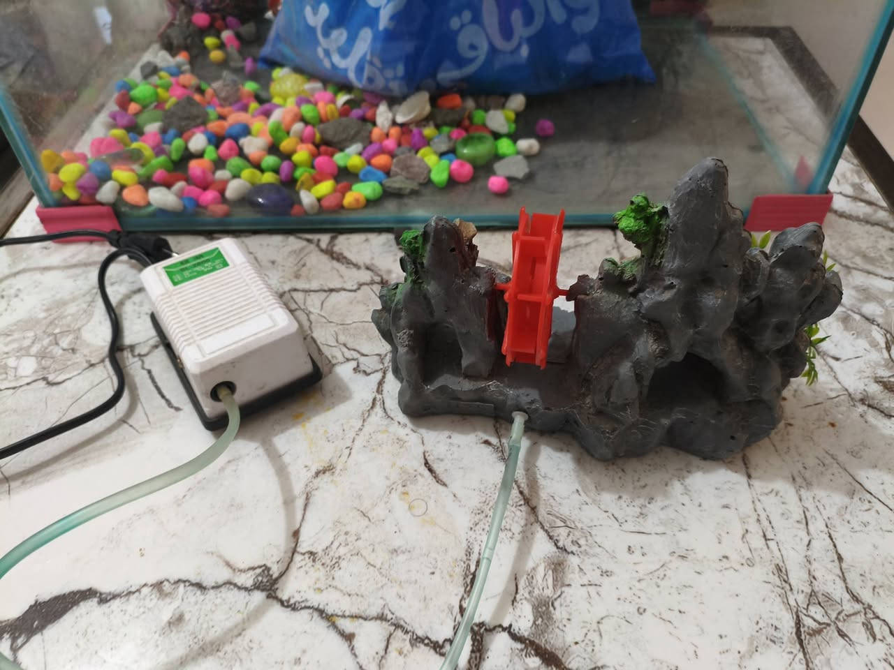 السلام عليكم متاح حوض اسماك مع الغراض كامله والاكل ب60
رقمي ***********
